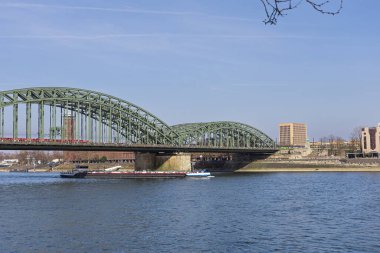 Nehir üzerindeki köprü, Almanya 'nın parfümünün köprüsü. 