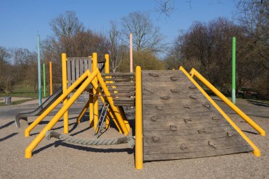 Şehir parkındaki çocuklar için oyun parkı. Yatay fotoğraf.