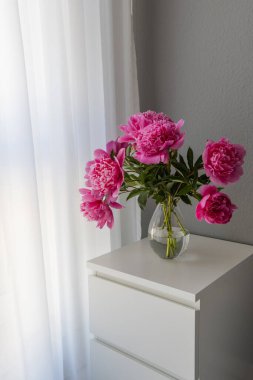 Beyaz arka planda güzel bir çiçek buketi