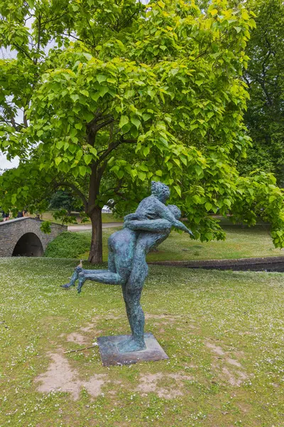 Parktaki yeşil çimlerde heykel