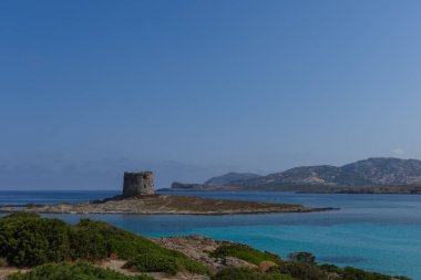 La Pelosa sahilindeki yıkık kule manzarası sardunya İtalya