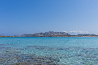 Ege Denizi 'ndeki küçük beyaz bir adanın manzarası.