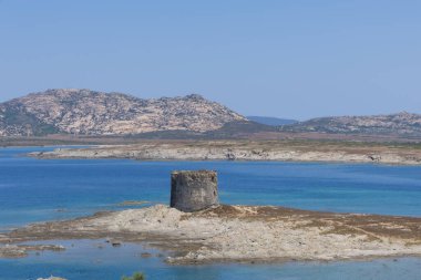 La Pelosa sahilindeki yıkık kule manzarası sardunya İtalya
