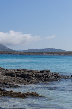 Arka planda Akdeniz 'deki güzel sahil.