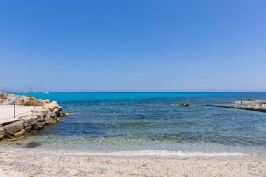 Sardunya 'da mavi deniz ve mavi gökyüzü olan güzel bir sahil. 