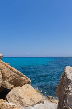 İtalya 'daki Akdeniz' in kayalık plajı ve turkuaz suyu 