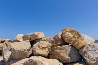 İtalya Sardunya adasının kıyısında kayalar var. 