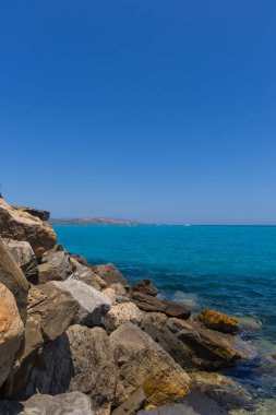 Mavi gökyüzü ve beyaz yatları olan deniz manzarası