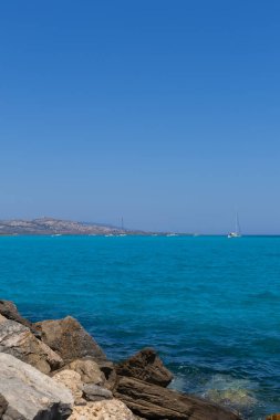 Mavi gökyüzü ve beyaz yatları olan deniz manzarası