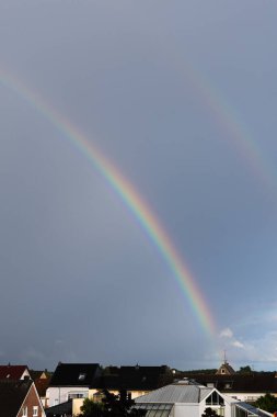 Gökyüzünde gökkuşağı ve bulutlar