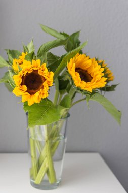 Vazodaki parlak sarı çiçeklerden oluşan güzel bir buket..