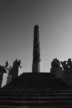Vigeland Park, Oslo 'da monokromatik tek renkli heykel silueti