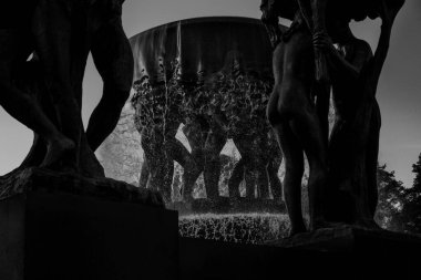 Vigeland Park, Oslo 'daki heykel çeşmesinin parlak bir yaz gününde çekilmiş siyah beyaz bir resmi.