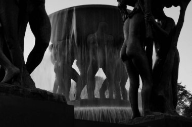 Vigeland Park, Oslo 'daki heykel çeşmesinin parlak bir yaz gününde çekilmiş siyah beyaz bir resmi.