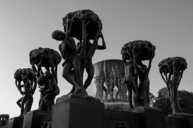 Vigeland Park, Oslo 'daki su çeşmesinin ve etrafındaki heykellerin siyah beyaz görüntüleri.