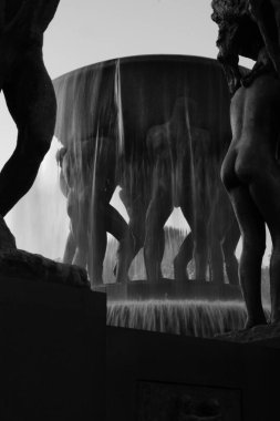 Vigeland Park, Oslo 'daki heykel çeşmesinin parlak bir yaz gününde çekilmiş siyah beyaz bir resmi.