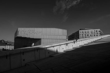 Oslo Operası 'nın yanındaki ünlü meyilli yerin siyah beyaz görüntüsü.