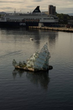 Halk çeliği ve cam heykel Monica Bonvicini 'nin yatar Oslo opera salonundan.