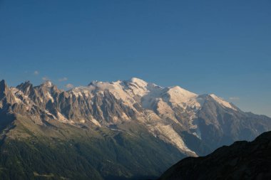 Altın saat boyunca Mont Blanc kalabalığının görüntüsü