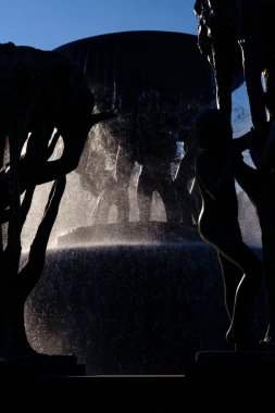 Vigeland Park, Oslo 'daki heykel çeşmesinin açık mavi gökyüzü ile aydınlık bir yaz gününde detaylı çekimi