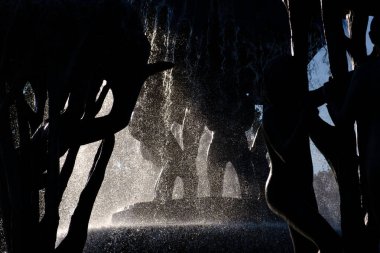 Vigeland Park, Oslo 'daki heykel çeşmesinin açık mavi gökyüzü ile aydınlık bir yaz gününde detaylı çekimi