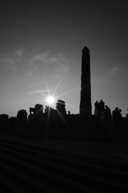 Monokromatik Monolit heykel silueti ve Vigeland parkında bir güneş yıldızı, Oslo