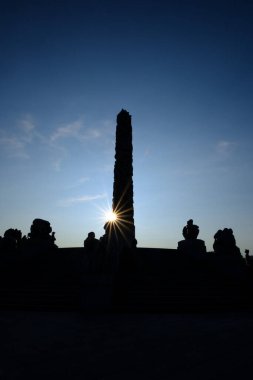 Monolit heykelin silueti ve açık mavi gökyüzü ile Vigeland Park, Oslo 'da bir güneş yıldızı.