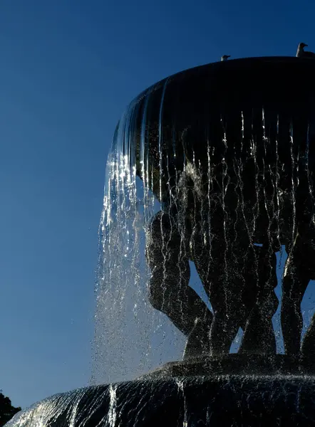 Vigeland Park, Oslo 'daki heykel çeşmesinin açık mavi gökyüzü ile aydınlık bir yaz gününde detaylı çekimi