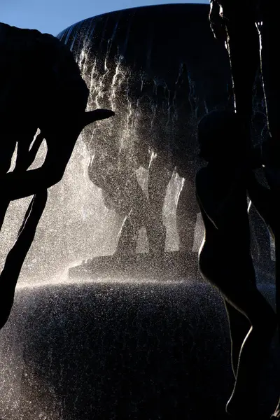 Vigeland Park, Oslo 'daki heykel çeşmesinin açık mavi gökyüzü ile aydınlık bir yaz gününde detaylı çekimi