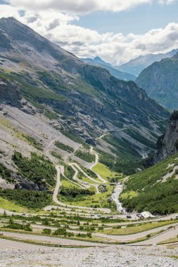 İtalya 'daki ünlü Passo dello Stelvio' nun virajlı yolu ve çevresindeki vadi ve dağlar.