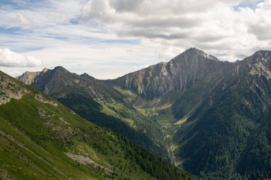 Görkemli yeşil vadi ve İtalyan Alplerinde çevreleyen dağlar