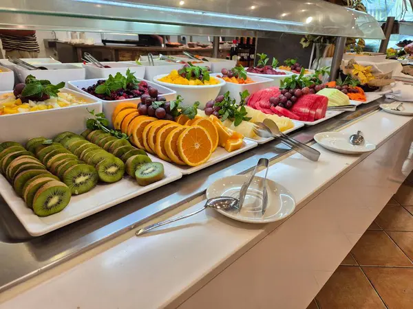 Kiviler, portakallar, kavunlar ve diğer meyveler Fuerteventura adasındaki bir tatil beldesinde kahvaltı büfesinde.