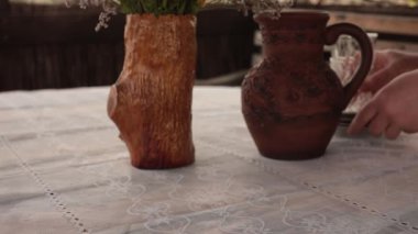 Ellerinizi geleneksel kil süt sürahisine koyun, retro sofra takımı, süzme peynir krepleri, antika çaydanlık ve fincanlara, ev yapımı organik krema ve demleme çaylı kristal kaseye. Kahvaltı için masayı hazırla. 