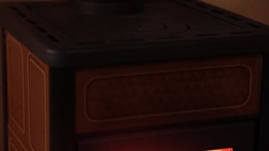 Jib görüntüleri. Poker sobasıyla yanan ateş ocağın tepesindeki halkaları söker ve suyu kaynatmak için metal su ısıtıcısı koyar. Çiftlik mutfağında kırsal bir soba. Retro mutfak malzemesi