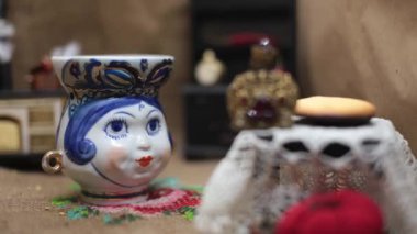 Mutfak çanaklarının peri masalı hareketlerini durdurun. Eski porselen bardaklar ve sofra takımı insanmış gibi davranıyorlar. Yumuşak odaklı kupa. Minyatür mutfak oyuncak evinde yemek pişirme.