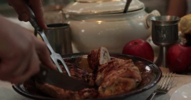 POV elleri, Şükran Günü sofrasında içi doldurulmuş hindi rulosunu bıçak ve iki çatalla servis eder ve keser. Geleneksel Şükran Günü hindi çorbası ızgarada kızartılmış. Yemek servisi.