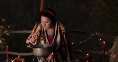 Geleneksel giysili bir kadın sıcak sıcak şarabı kazandan elde ettiği ahşap kaşıkla tadar, sonra da Noel pazarında kepçeyle cam bardaklara döker. 40 'lı yılların kadınları sıcak bayram içkilerini bardaklara doldurur.