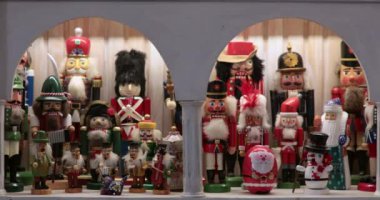 Bir dizi renkli fındıkkıran figürünün güzel düzenlenmiş bir vitrinde sergilendiği enfes Noel ev dekorasyonunu keşfedin. Bayram sezonunu şenlikli ilhamla aydınlat..