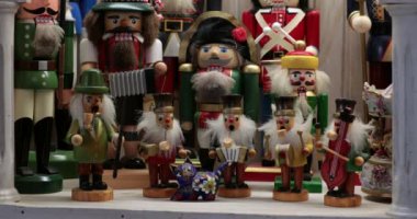 Güzel işlenmiş fındıkkıran figürlerinin yer aldığı harika bir Noel dekorasyonu keşfedin. Bu büyüleyici dekorasyonlar tatil sezonu için neşeli bir atmosfer yaratıyor..