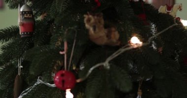 Büyüleyici süs ve ışıklarla süslenmiş güzel bir ağacın yer aldığı yaratıcı Noel evi dekorasyon fikirlerini keşfedin. Bu bayram döneminde evinizdeki şenlik ruhunu samimiyet ve tezahüratla arttırın..
