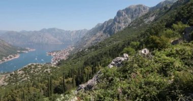 Pan, Dinaric Alps, Boka Kotorska, Karadağ, UNESCO Dünya Mirası sahası, Avrupa 'daki Kotor Körfezi' nin güzel manzarasına bakıyor. Yazın Adriyatik Denizi 'nin çevresindeki yeşil dağlar