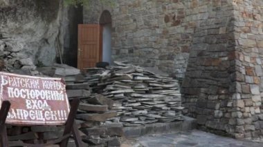 Ortodoks kutsal yeri Lyadovsky 'nin antik taş duvarları Usiknovensky Rocky Manastırı. Dini bina cephesi ortaçağ kalesine benziyor. Manastır manzaralı Lyadova, Ukrayna