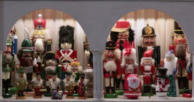 Ellerini aç ve Noel Baba bebeklerini göster. Fındıkkıran heykelcikleri farklı kostümlerde sergiliyorlar. Eşsiz Noel fındık kıracağı koleksiyonu