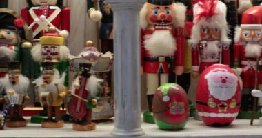 Tatil sezonu için hazırlanmış fındıkkıran heykelciklerinden oluşan büyüleyici bir koleksiyon keşfedin. Bu şenlikli dekorasyonlar her Noel düzenine canlı renkler ve sanatsal eserler katıyor..