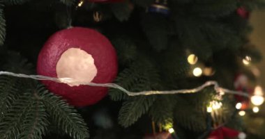Noel balosunun yakınındaki Noel ağacına elle şeker kamışı koy. Noel süslemeleri ev tatili ruhunu canlandırır. Samimi ışıklandırma için eşsiz süsler, kutlama için yerinizi nasıl dönüştüreceğiniz..