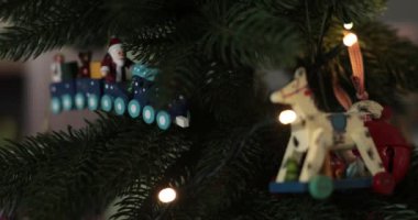 Oyuncak at ve Noel Baba treni, ahşap eşsiz süsler ve güzel dekore edilmiş bir Noel ağacını süsleyen parıldayan ışıklar. Bu vitrin, tatil ruhunu canlandıran büyüleyici dekorasyonlar içeriyor.. 