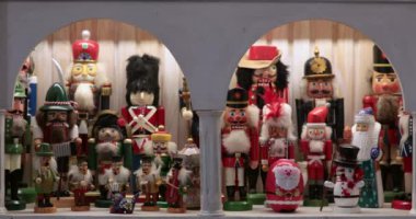 Canlı fındıkkıran figürleri ve büyüleyici tatil süslemeleriyle dolu bir festival gösterisi keşfedin. Bu büyüleyici dekor, Noel ruhunu sıcak ve davetkar bir ortamda sergiliyor..