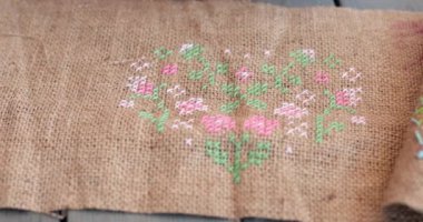 Canlı çiçekli çelenk nakışları olan büyüleyici bir çiçek saksısı yapmayı öğrenin. DIY projesi, en sevdiğiniz bitkileri sergilemek için mükemmel herhangi bir yere kırsal bir dokunuş ekler. DIY ev dekorasyonu