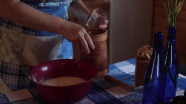 Krepler için hamur pişiriyorum. Dişi eller klozete un döker ve yumurtaları kaşıkla kırar. Aşçılık basamağı, gerekli malzemeler, mutfak aletleri, yemek tarifi. Ev yapımı lezzetli ve besleyicidir.
