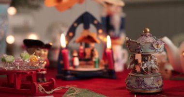 El yapımı klasik atlıkarınca müzik kutusu büyüleyici dekorasyonlar arasında nazikçe dönüyor ve bir tatil toplantısında sıcak ve davetkar bir atmosfer yaratıyor. Bulanık, yumuşak mum ışığı.